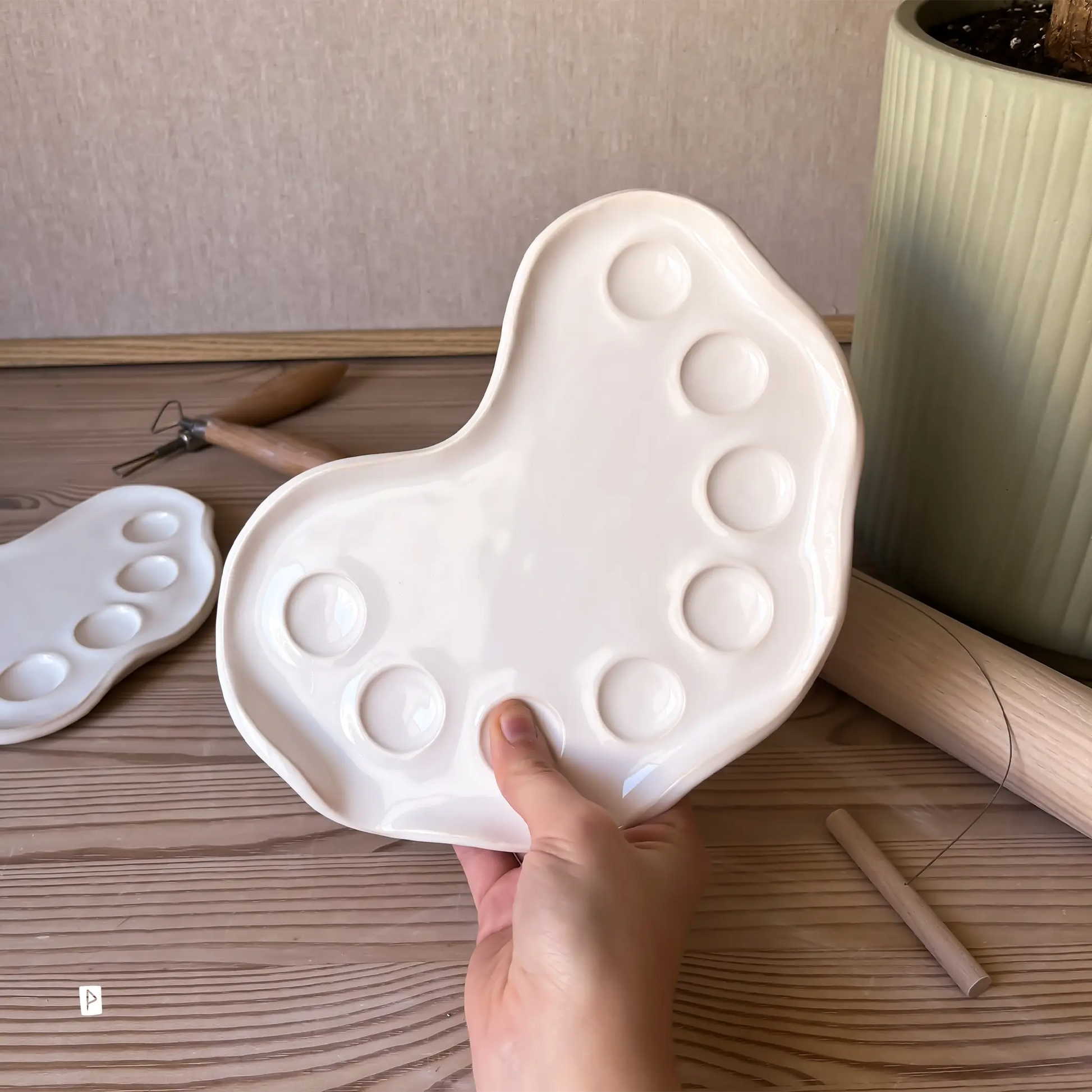 Paleta de cerámica artesanal para acuarela curva blanca