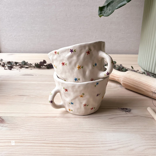 Taza de cerámica artesanal con flores multicolor