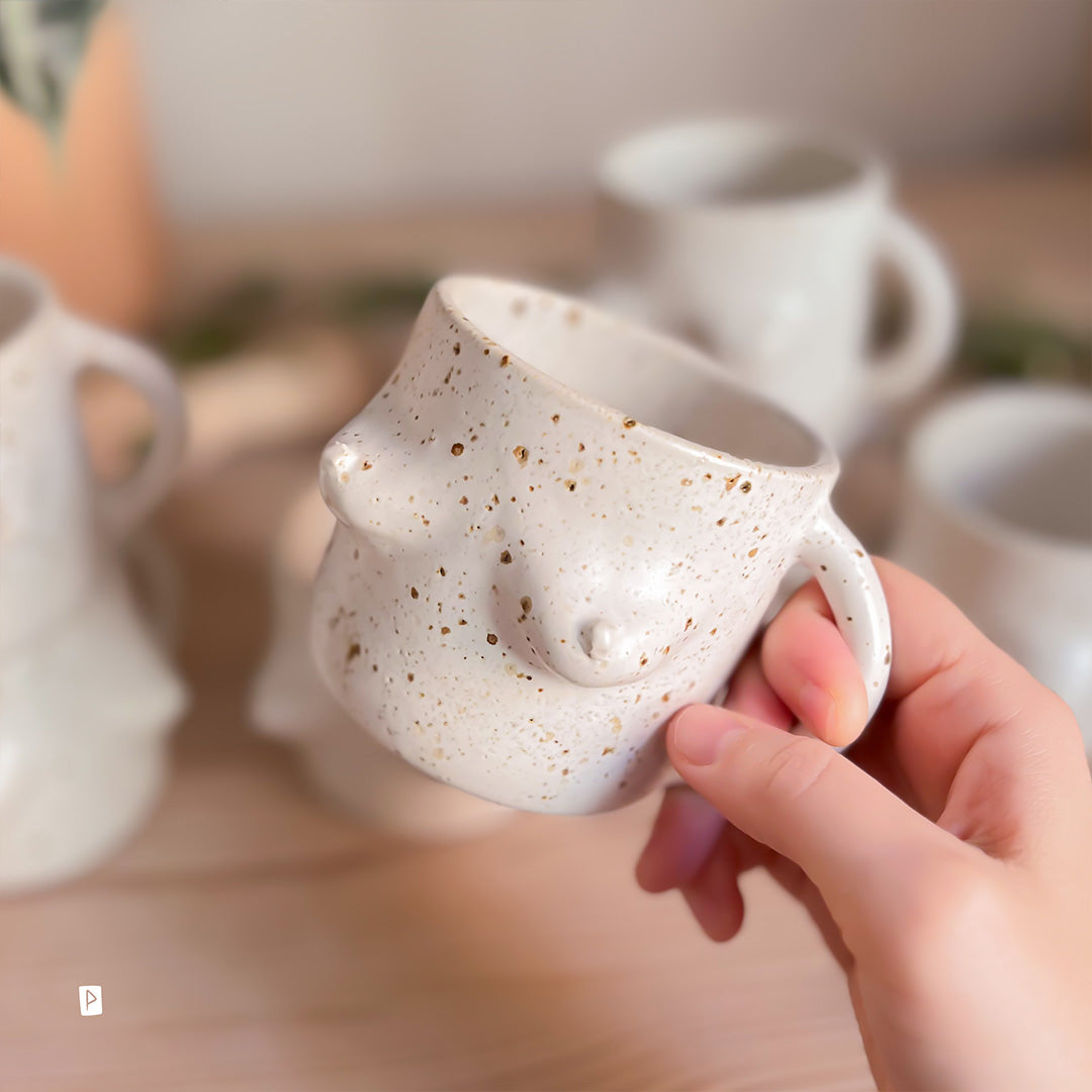 Taza de cerámica con pechos
