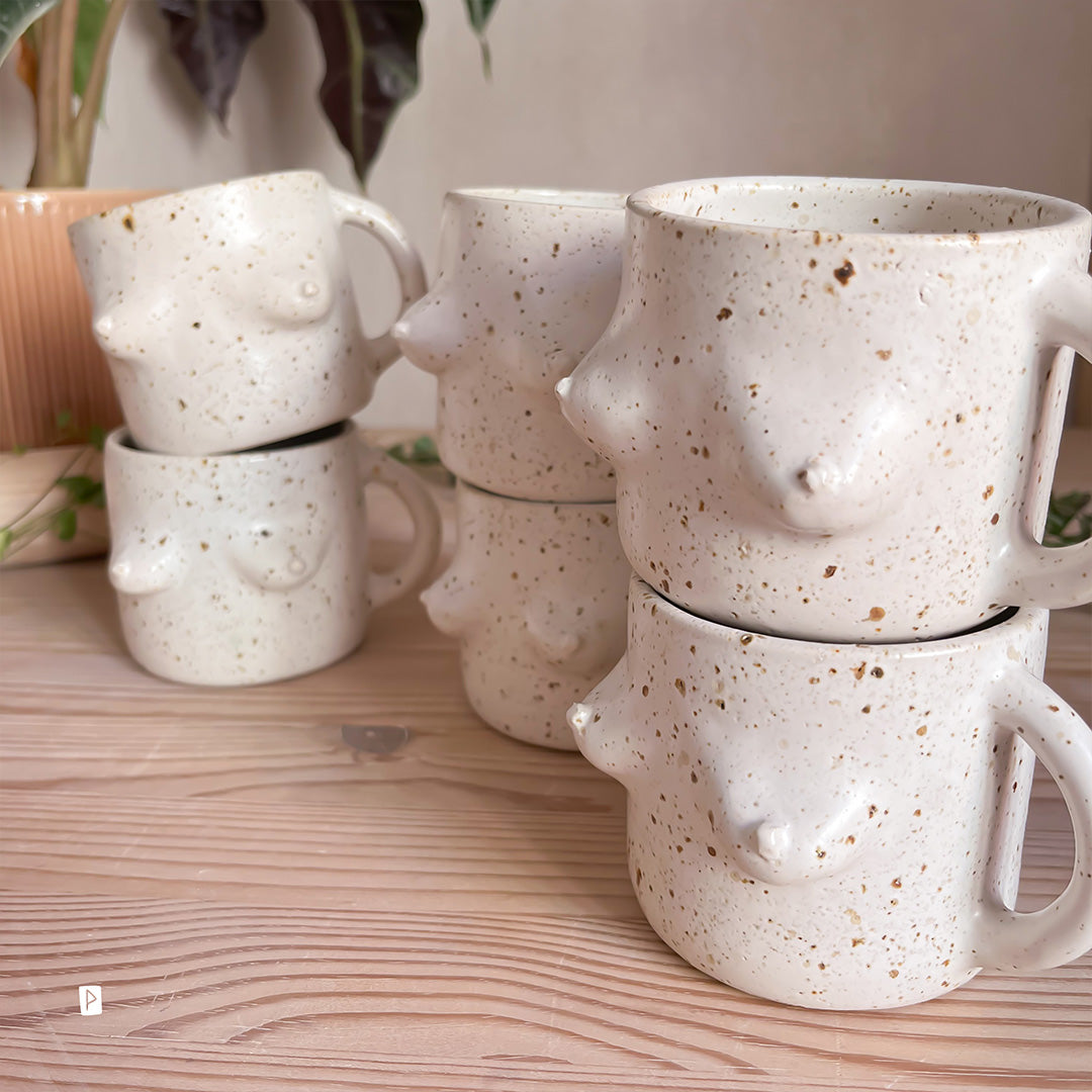 Taza de cerámica con pechos