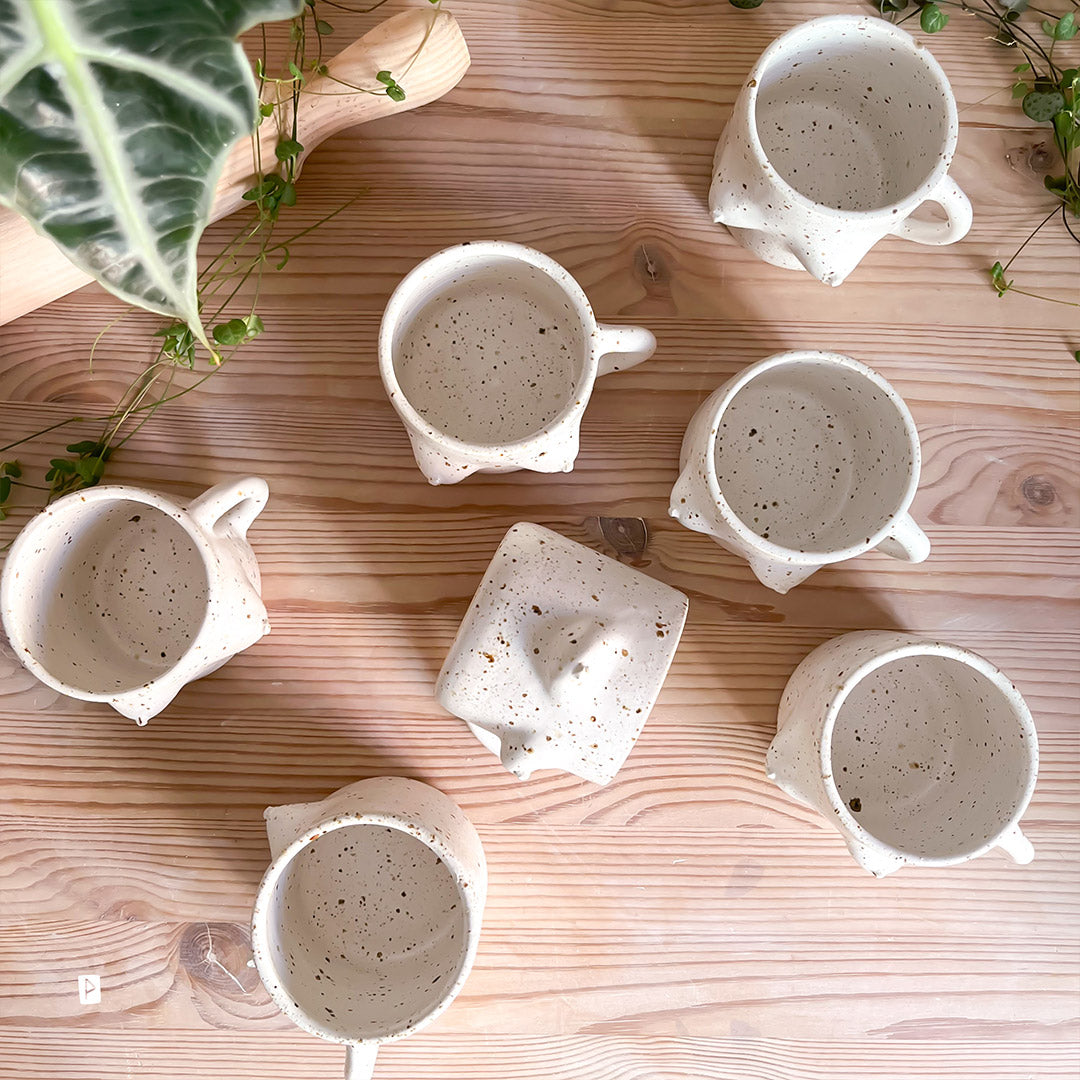 Taza de cerámica con pechos