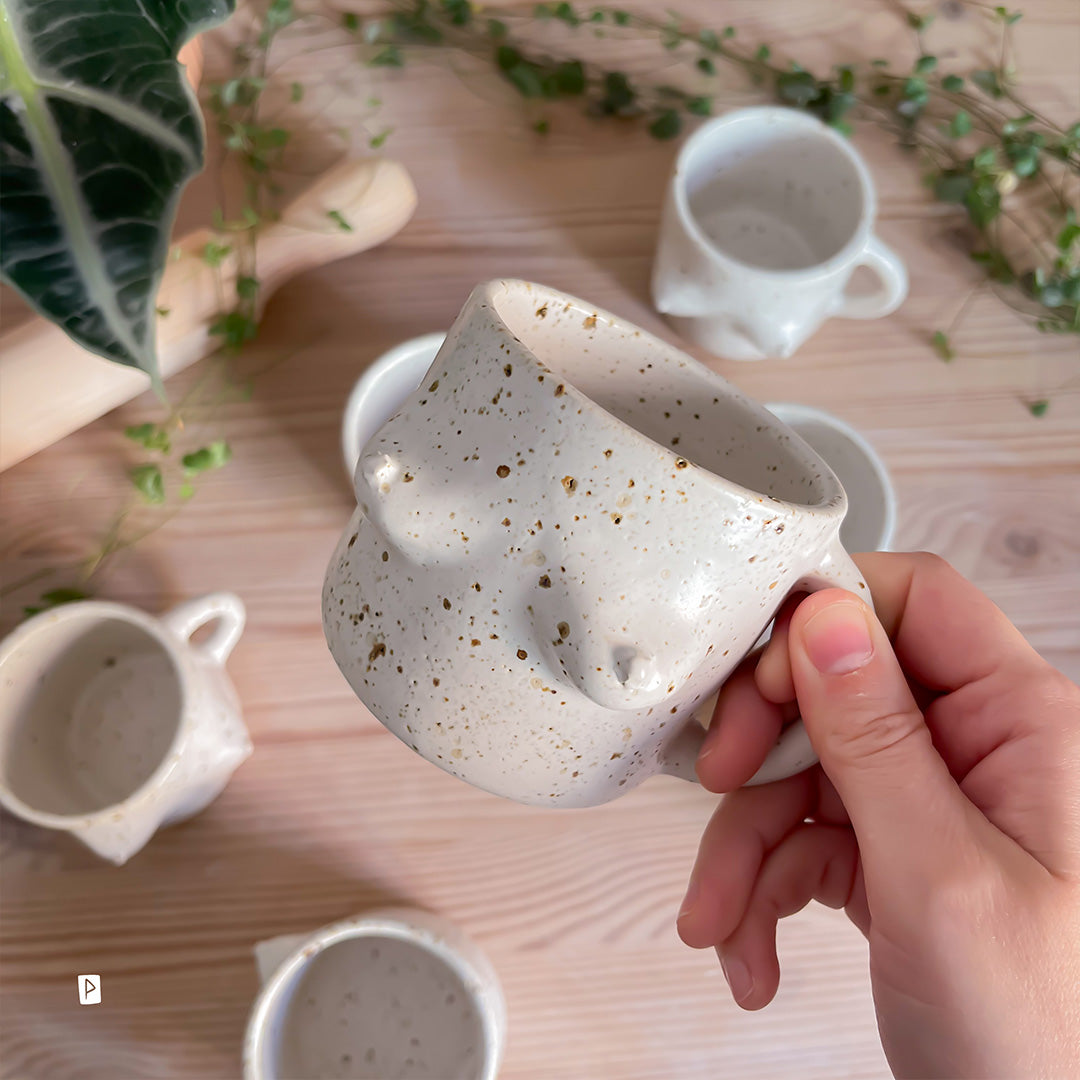 Taza de cerámica con pechos