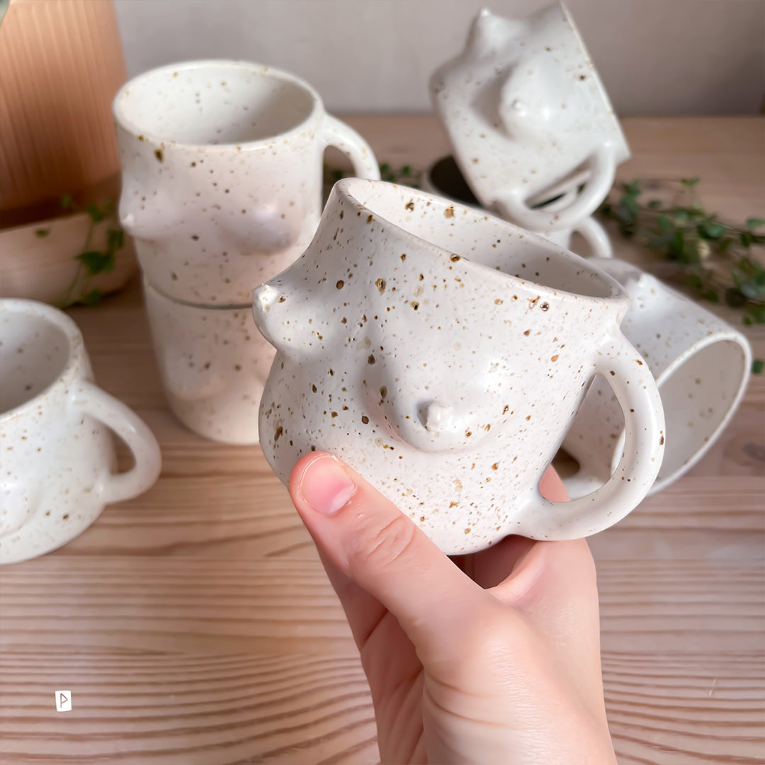Taza de cerámica con pechos