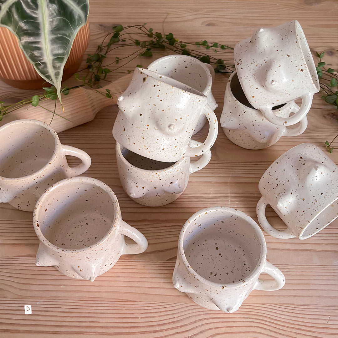 Taza de cerámica con pechos