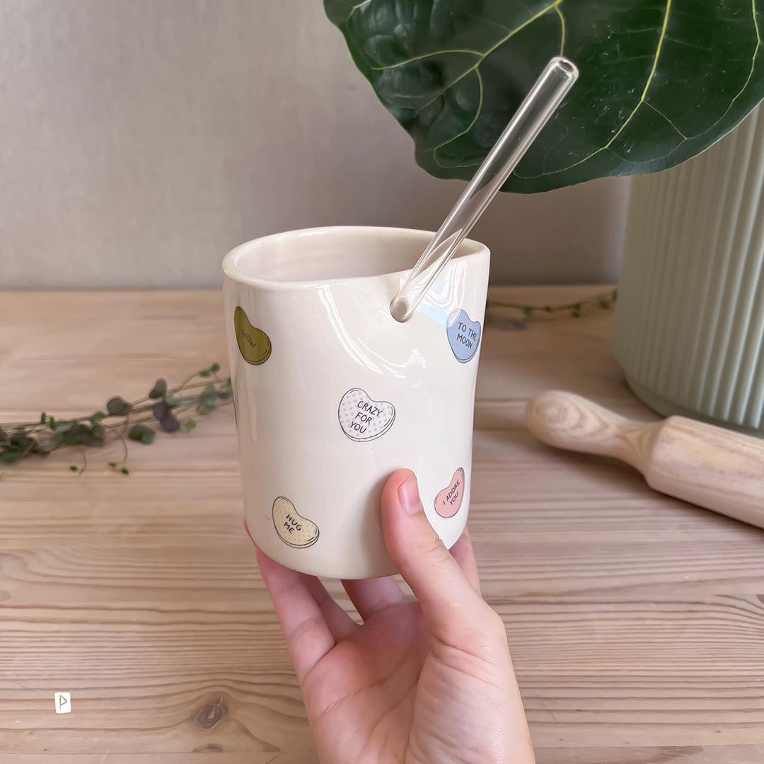 TAZA DE VIAJE DE CERÁMICA CON CORAZONES DE CARAMELO