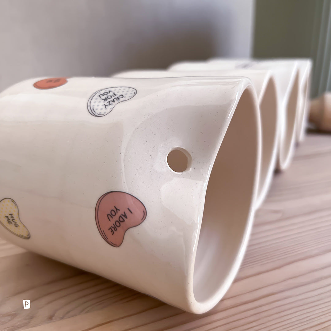TAZA DE VIAJE DE CERÁMICA CON CORAZONES DE CARAMELO