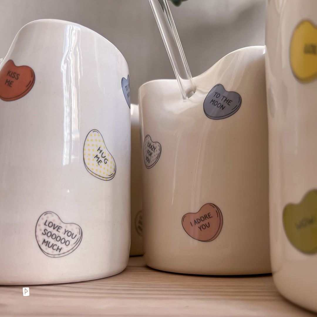 TAZA DE VIAJE DE CERÁMICA CON CORAZONES DE CARAMELO