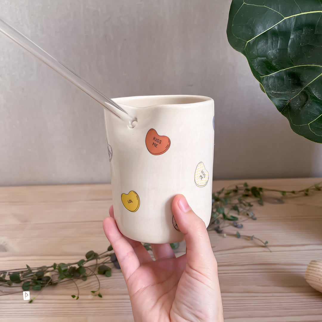 TAZA DE VIAJE DE CERÁMICA CON CORAZONES DE CARAMELO
