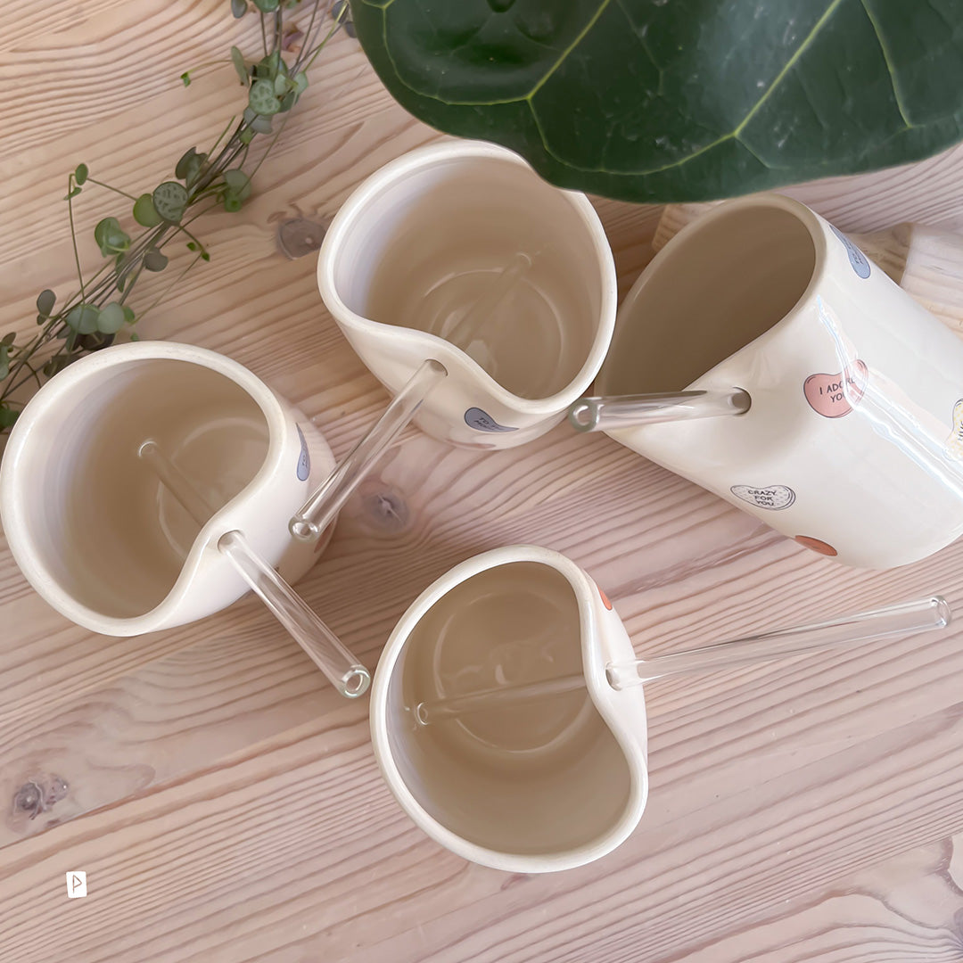 TAZA DE VIAJE DE CERÁMICA CON CORAZONES DE CARAMELO