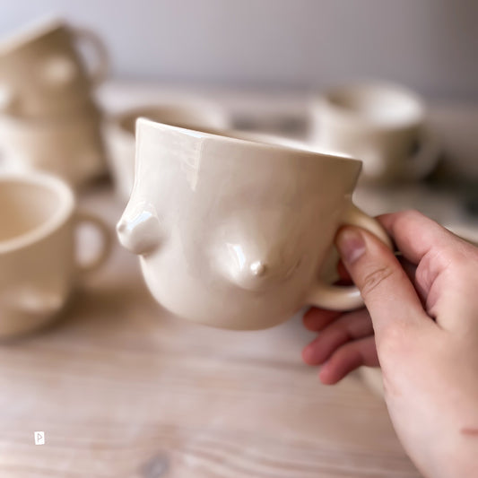 TAZA DE CERÁMICA CON PECHOS