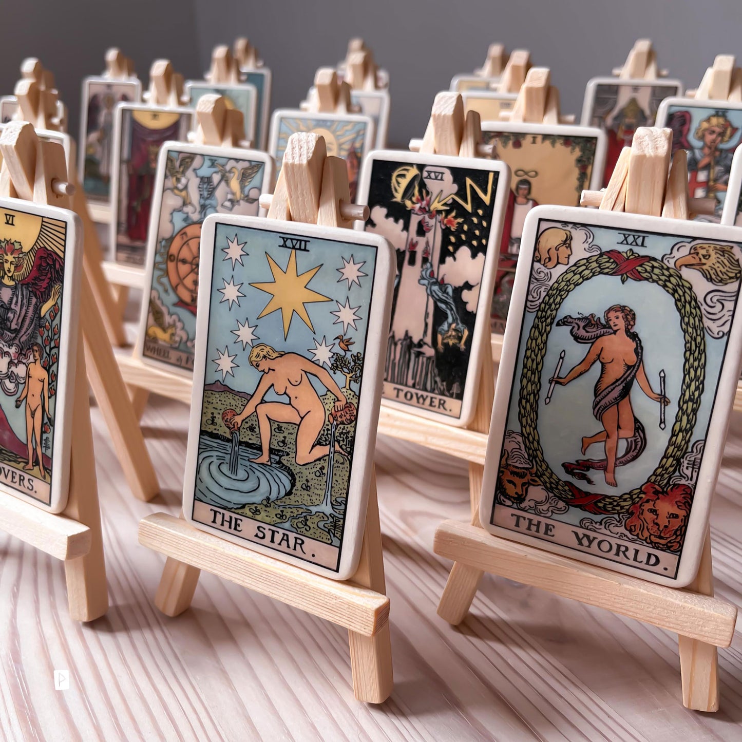 CARTA DE TAROT DE CERÁMICA CON CABALLETE