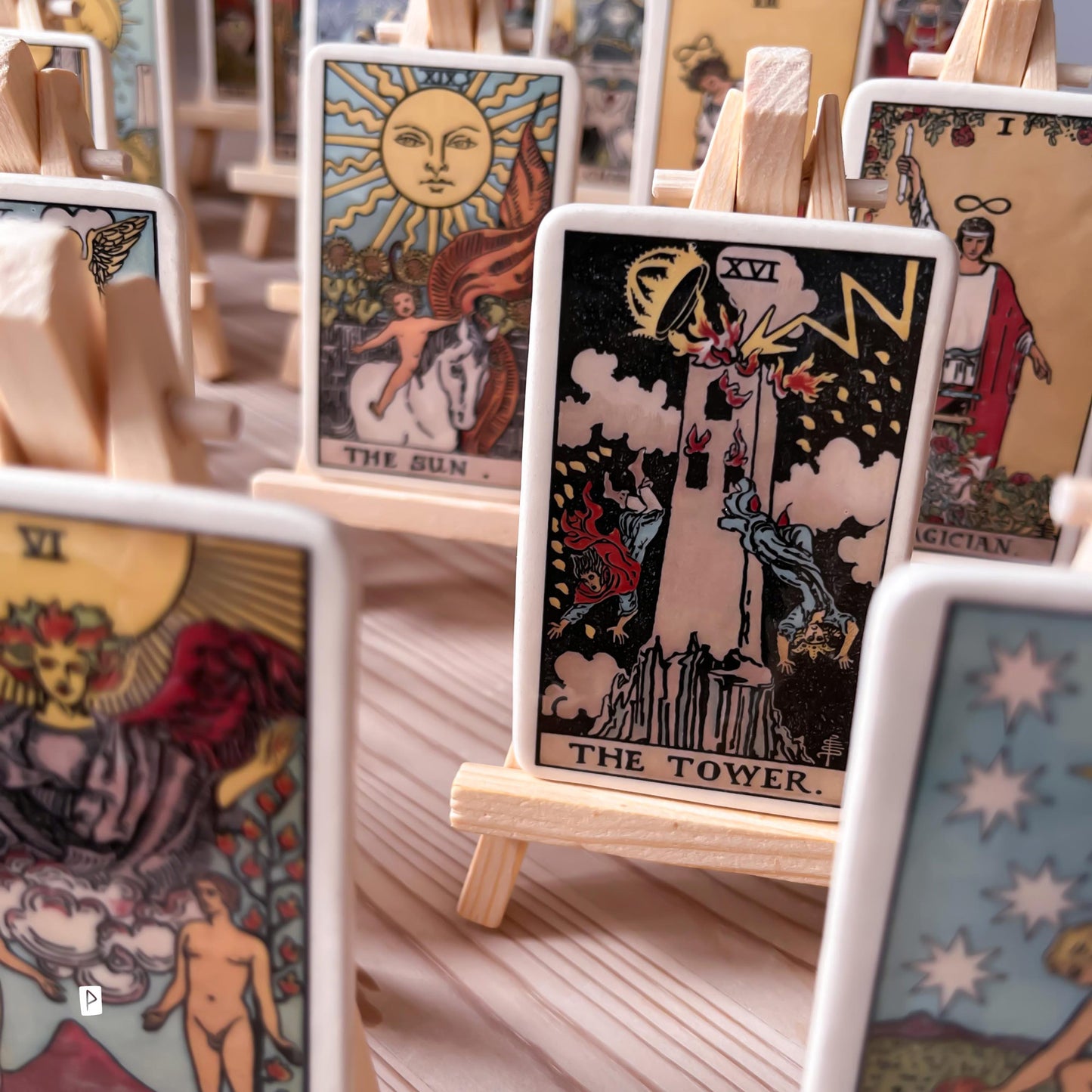 CARTA DE TAROT DE CERÁMICA CON CABALLETE