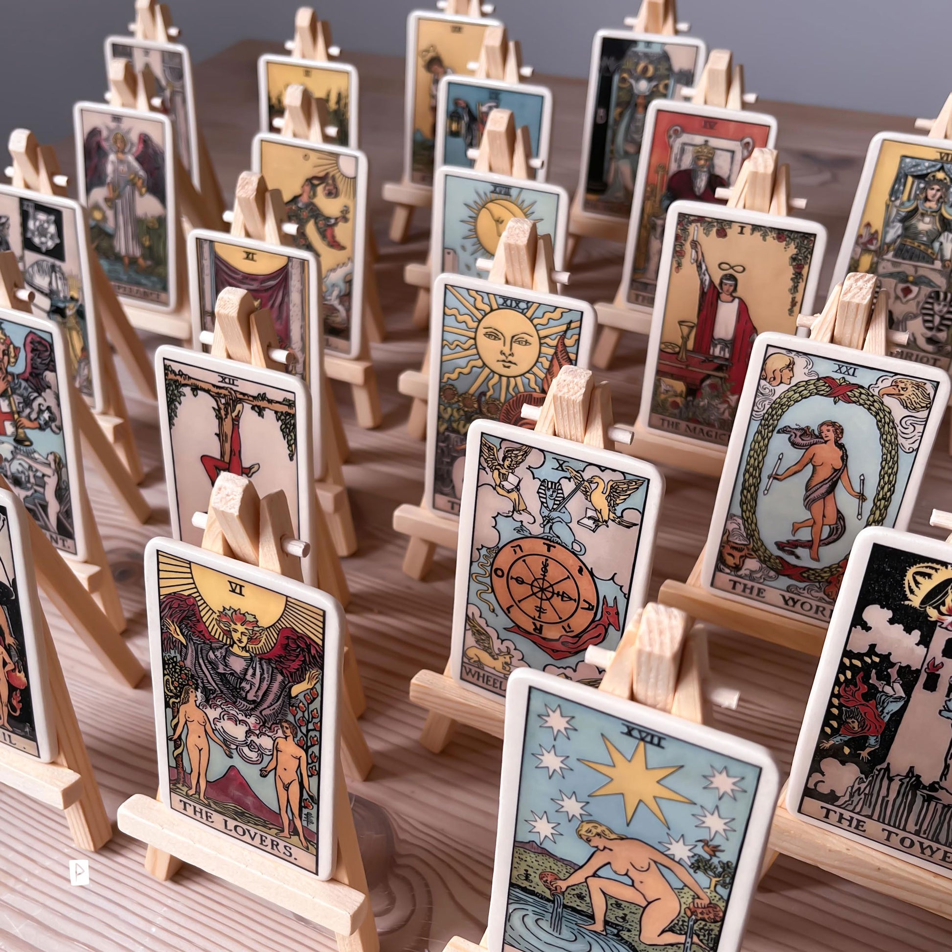 Carta de tarot de cerámica con caballete