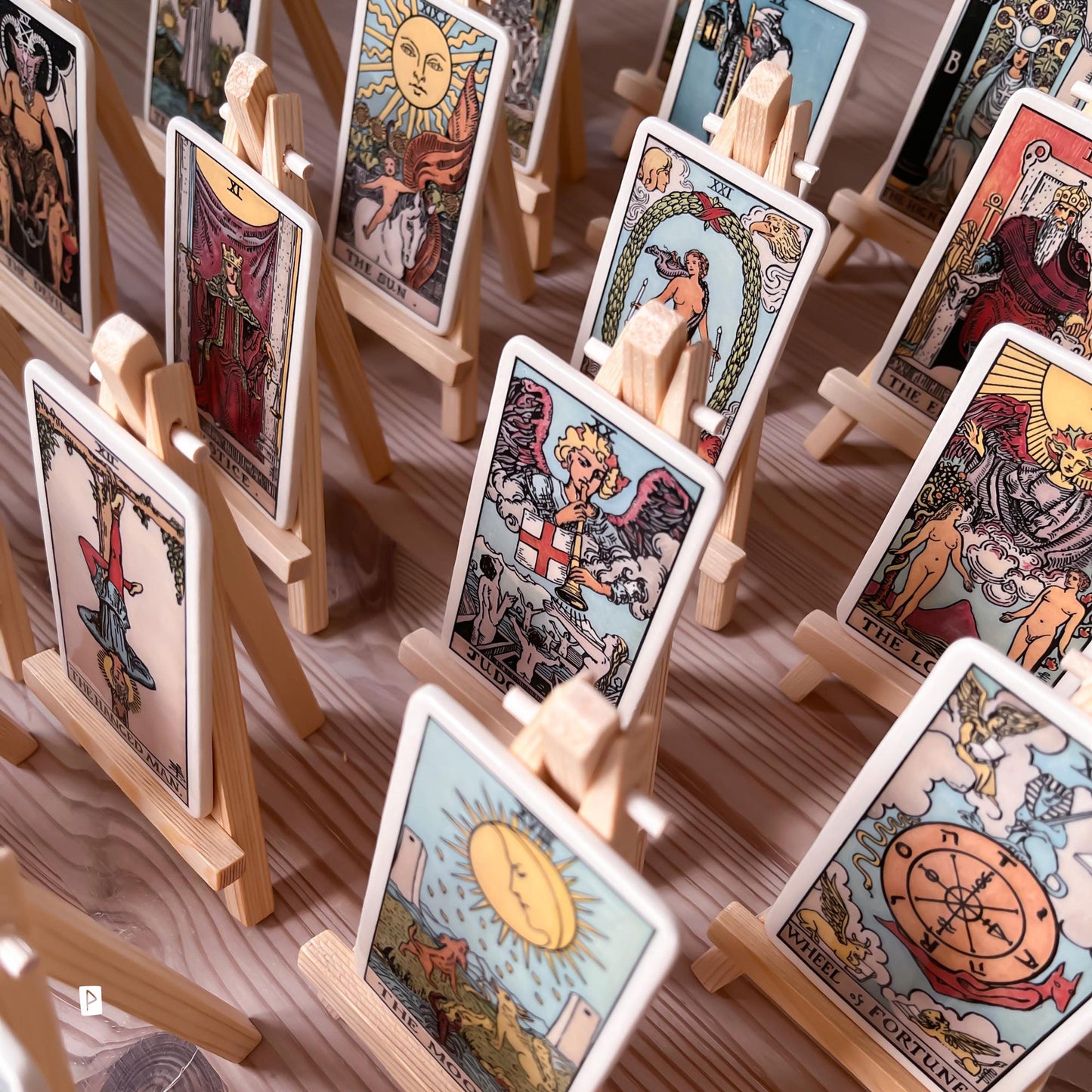 CARTA DE TAROT DE CERÁMICA CON CABALLETE