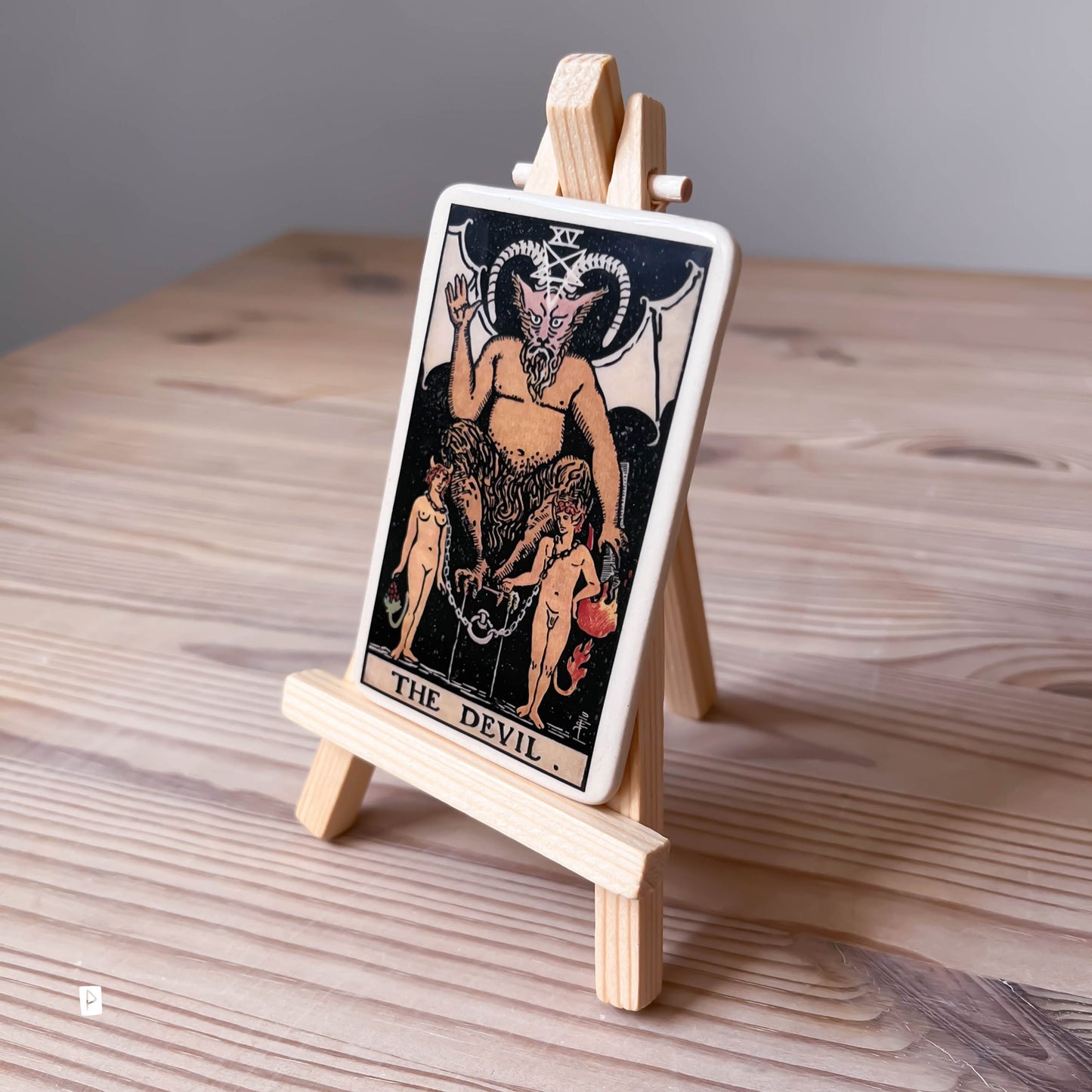 CARTA DE TAROT DE CERÁMICA CON CABALLETE