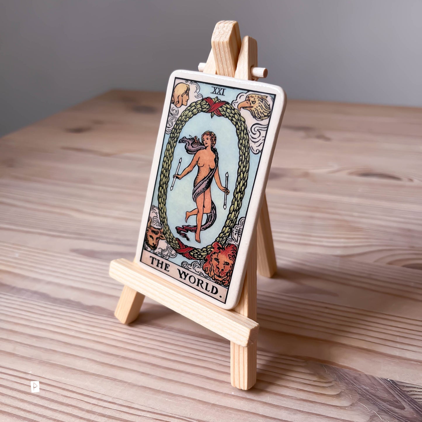 CARTA DE TAROT DE CERÁMICA CON CABALLETE