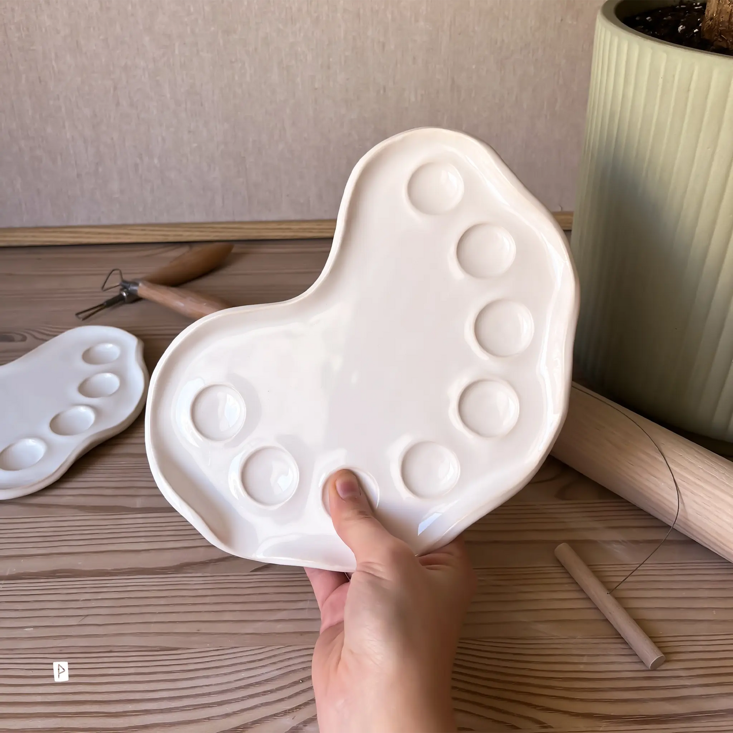 Paleta de cerámica artesanal para acuarela curva blanca