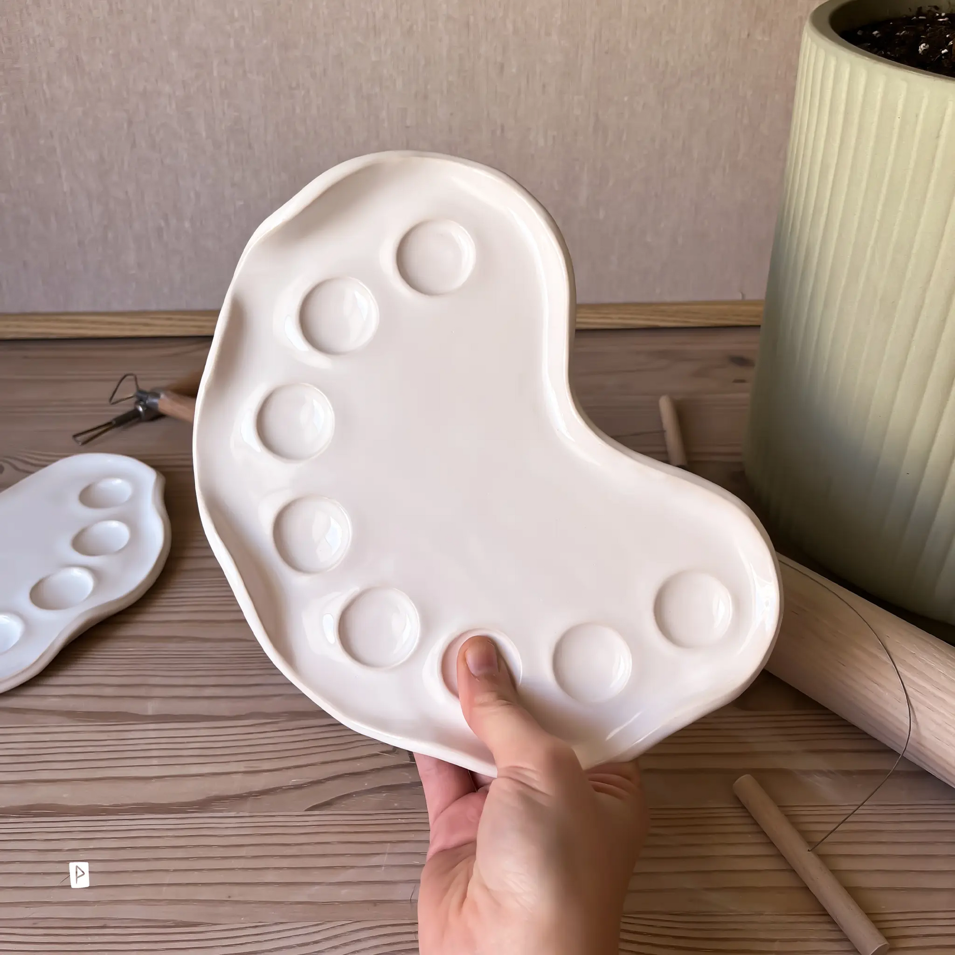 Paleta de cerámica artesanal para acuarela curva blanca