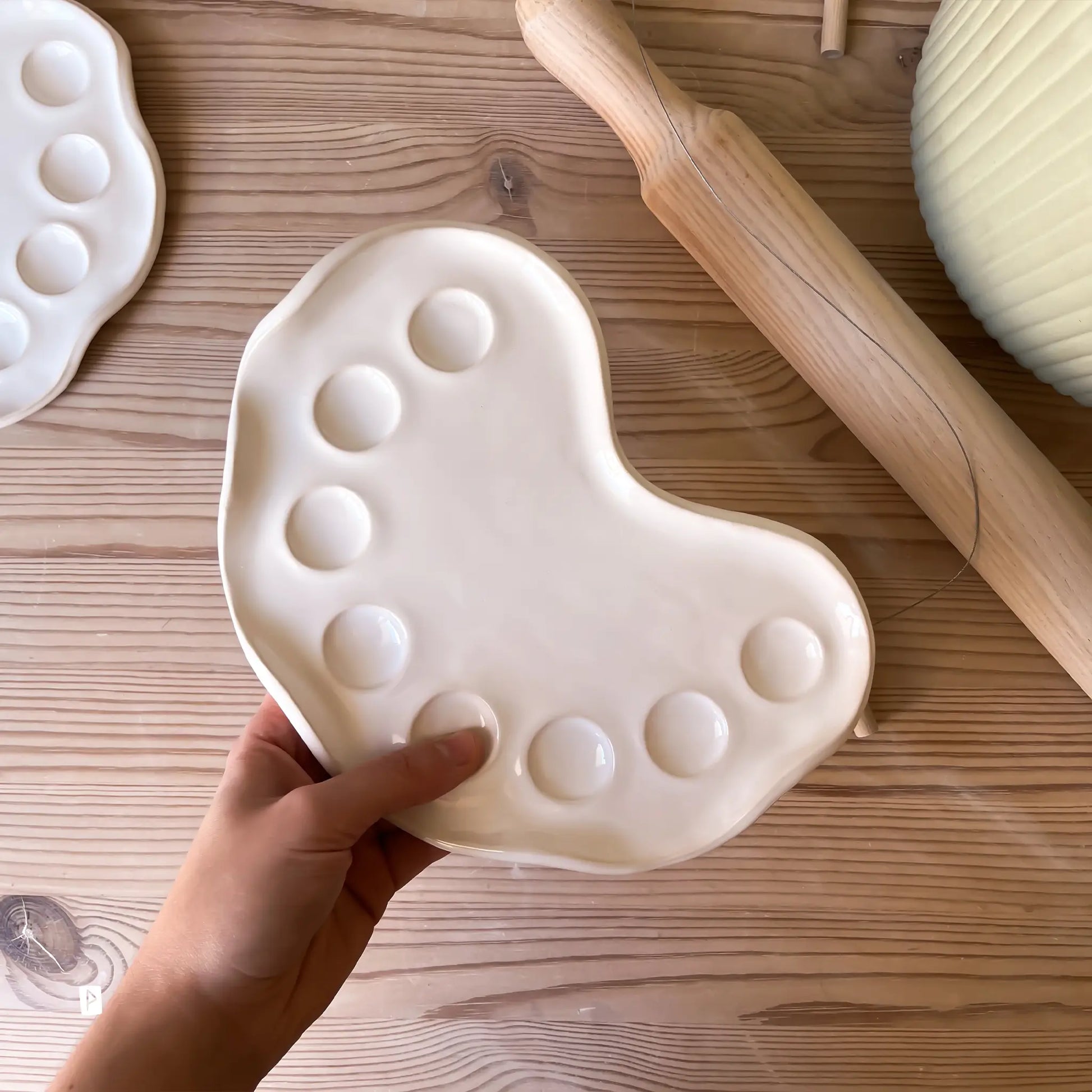 Paleta de cerámica artesanal para acuarela curva blanca
