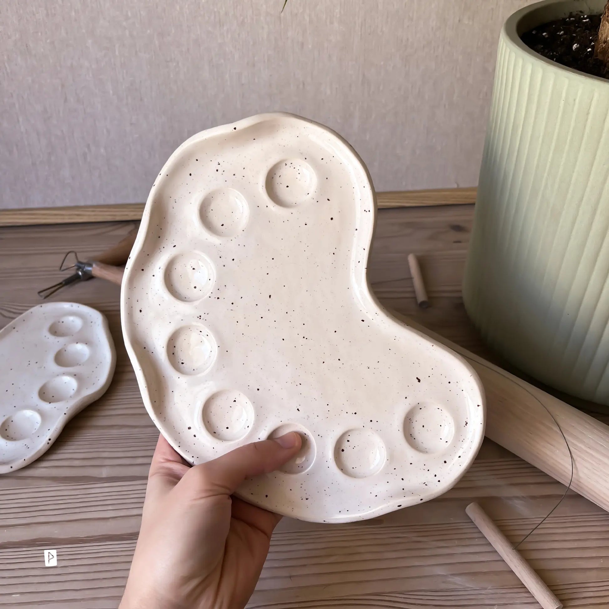 Paleta de cerámica artesanal para acuarela curva oreo cream