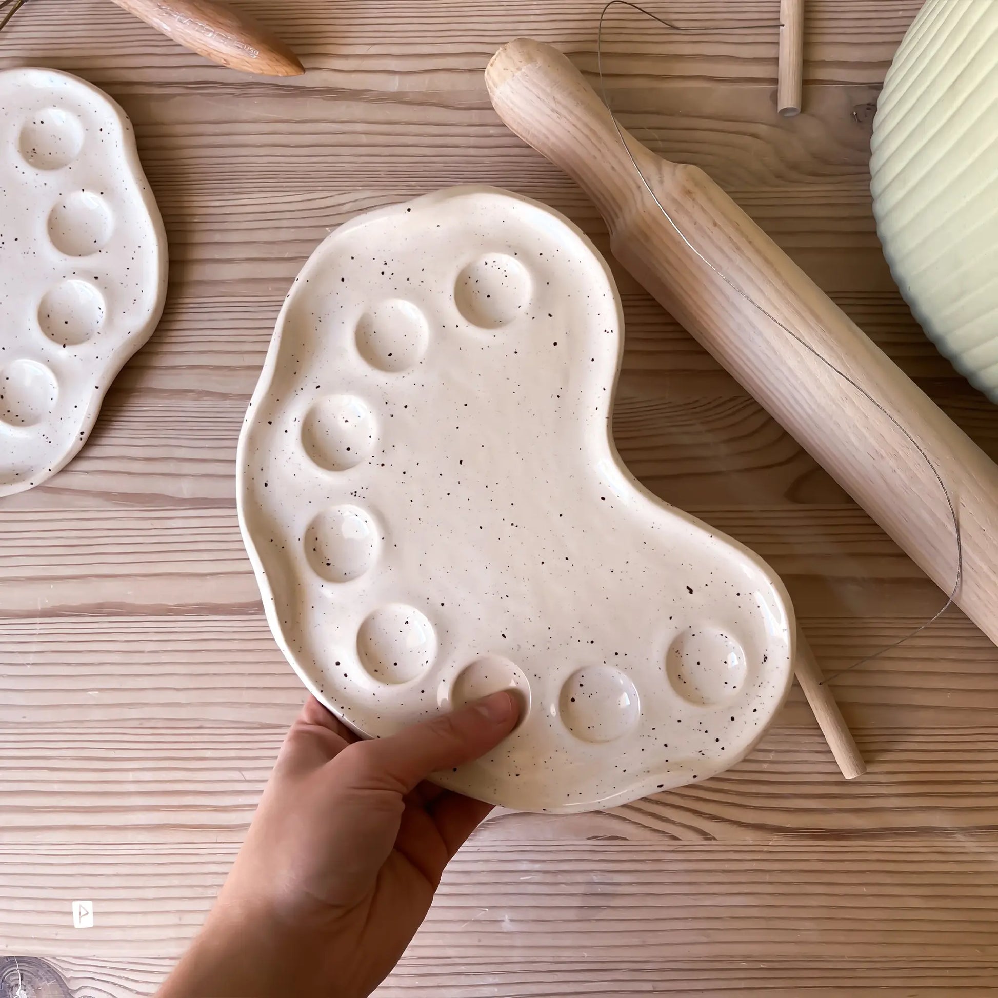 Paleta de cerámica artesanal para acuarela curva oreo cream
