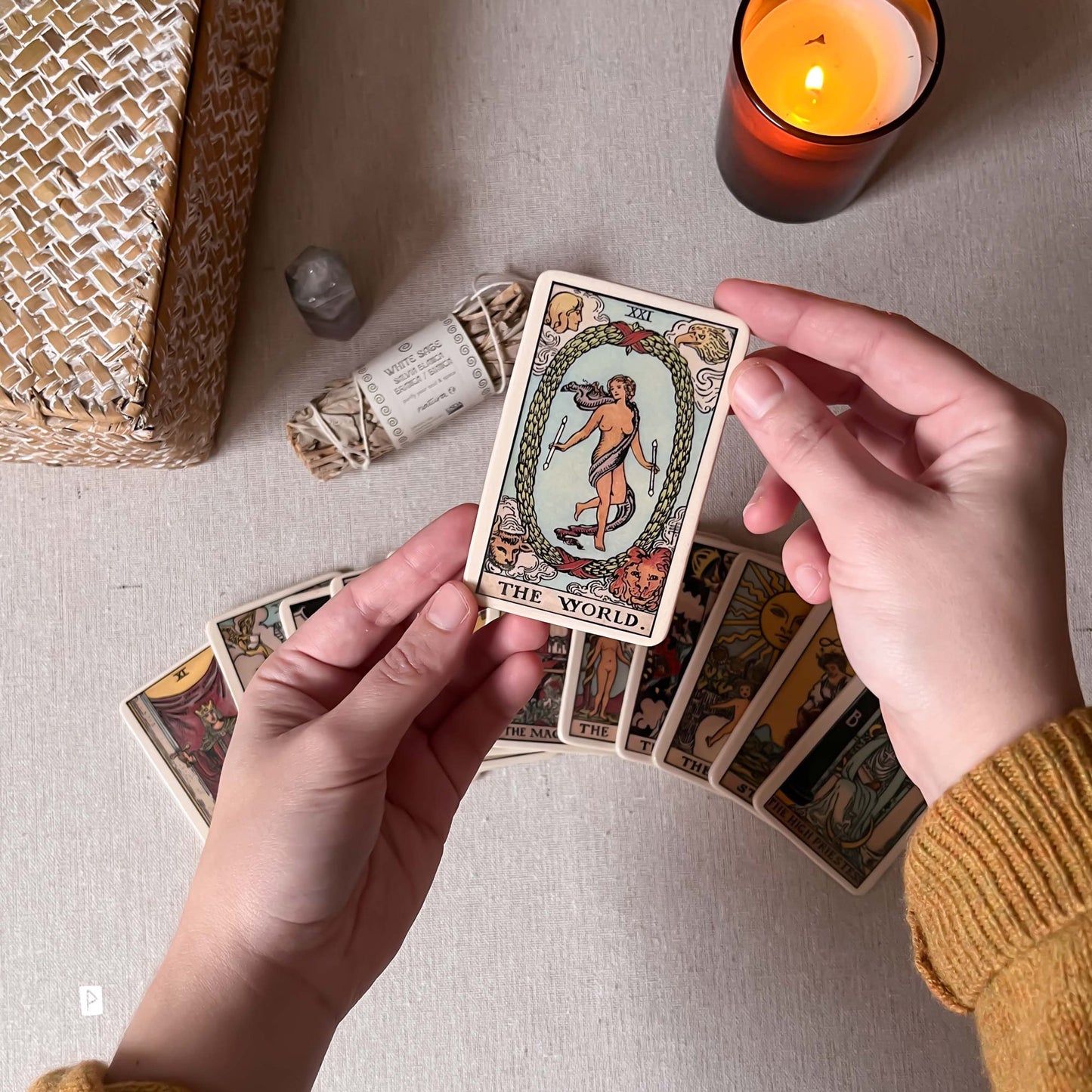 CARTA DE TAROT DE CERÁMICA CON CABALLETE