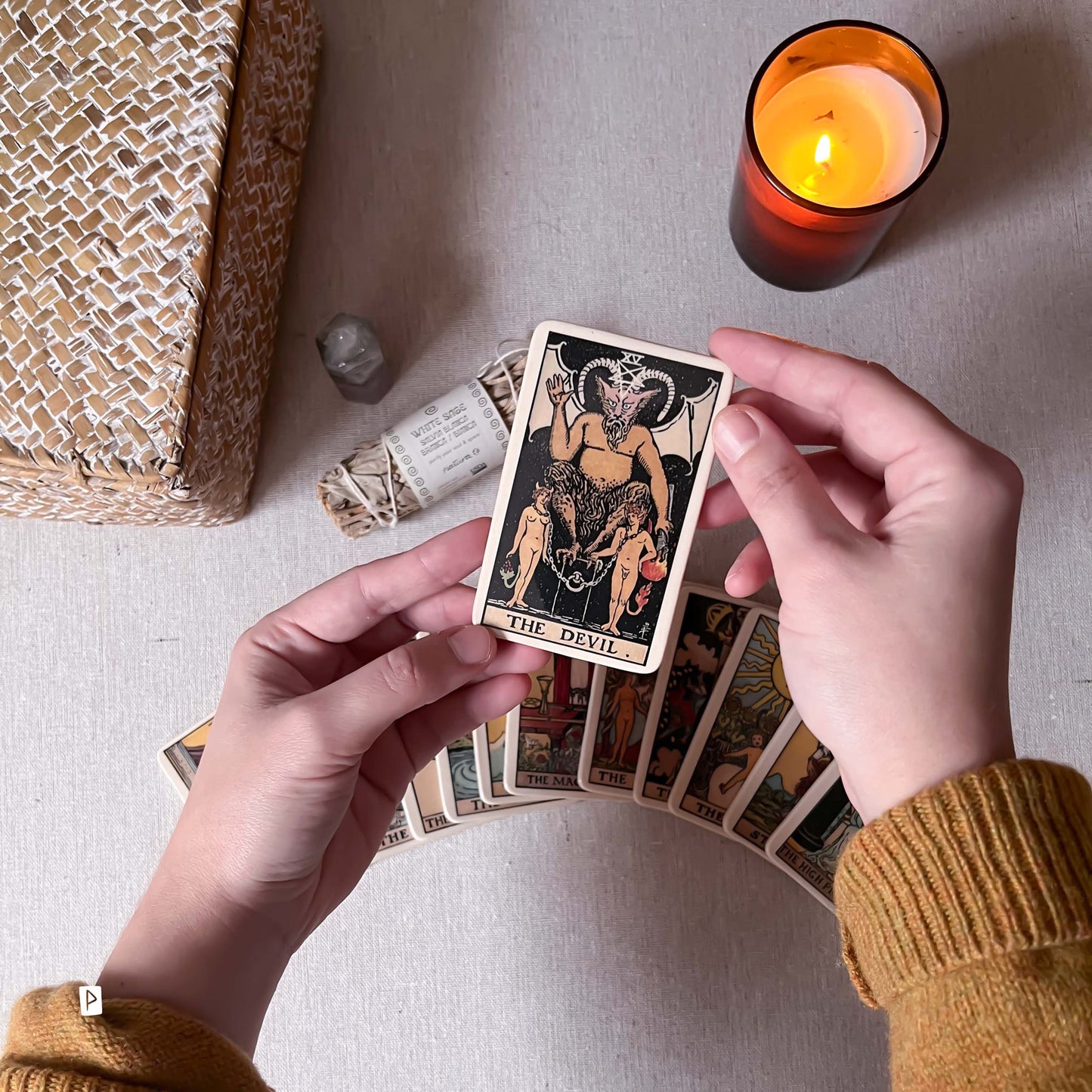 CARTA DE TAROT DE CERÁMICA CON CABALLETE