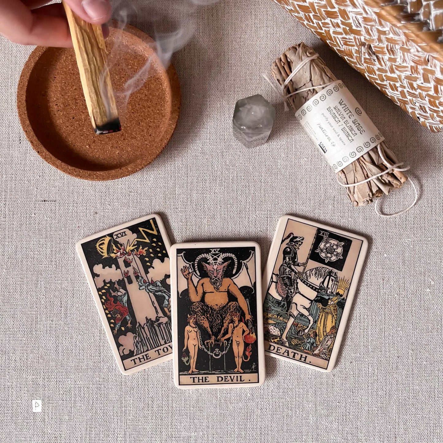 CARTA DE TAROT DE CERÁMICA CON CABALLETE