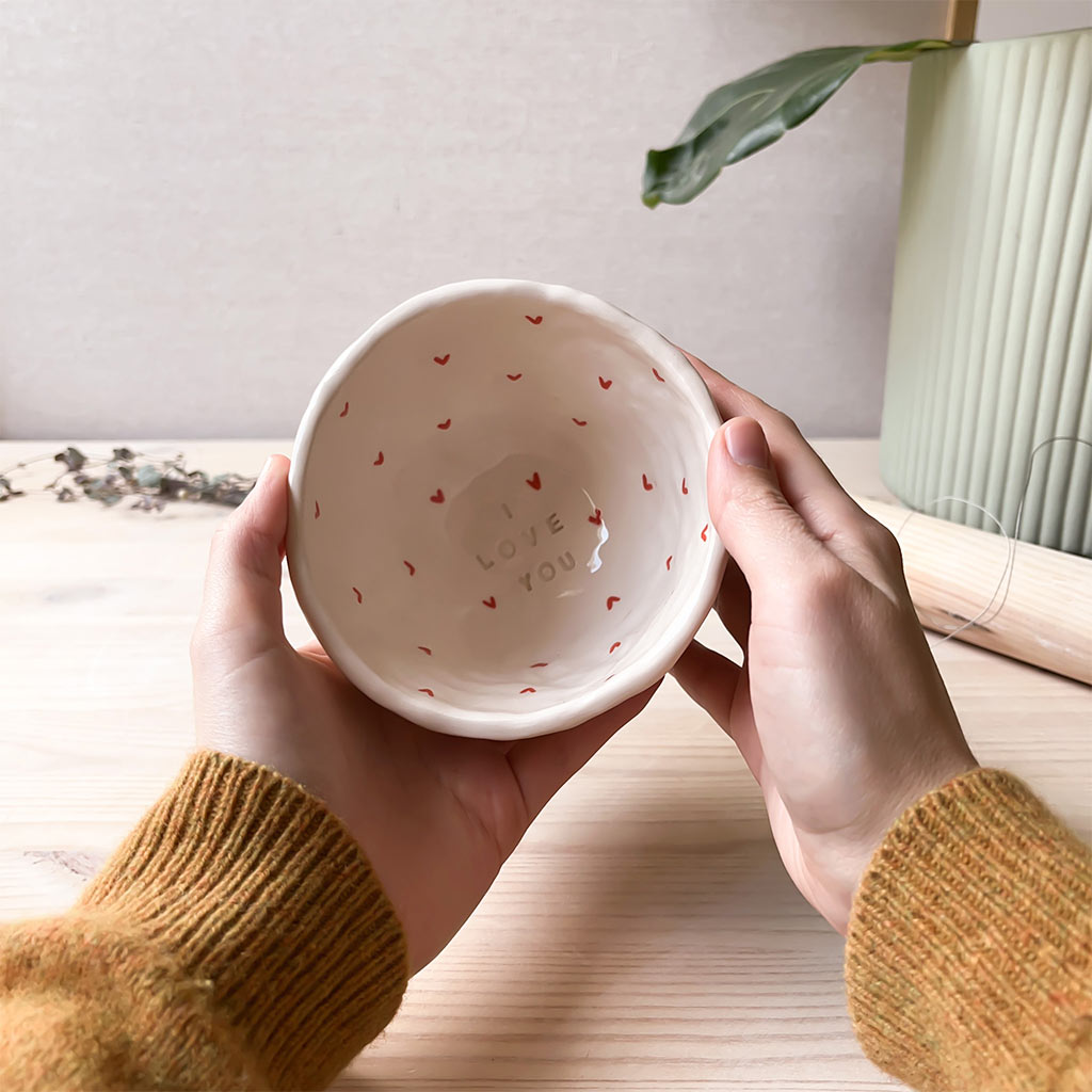 Taza con corazones de cerámica en pellizco