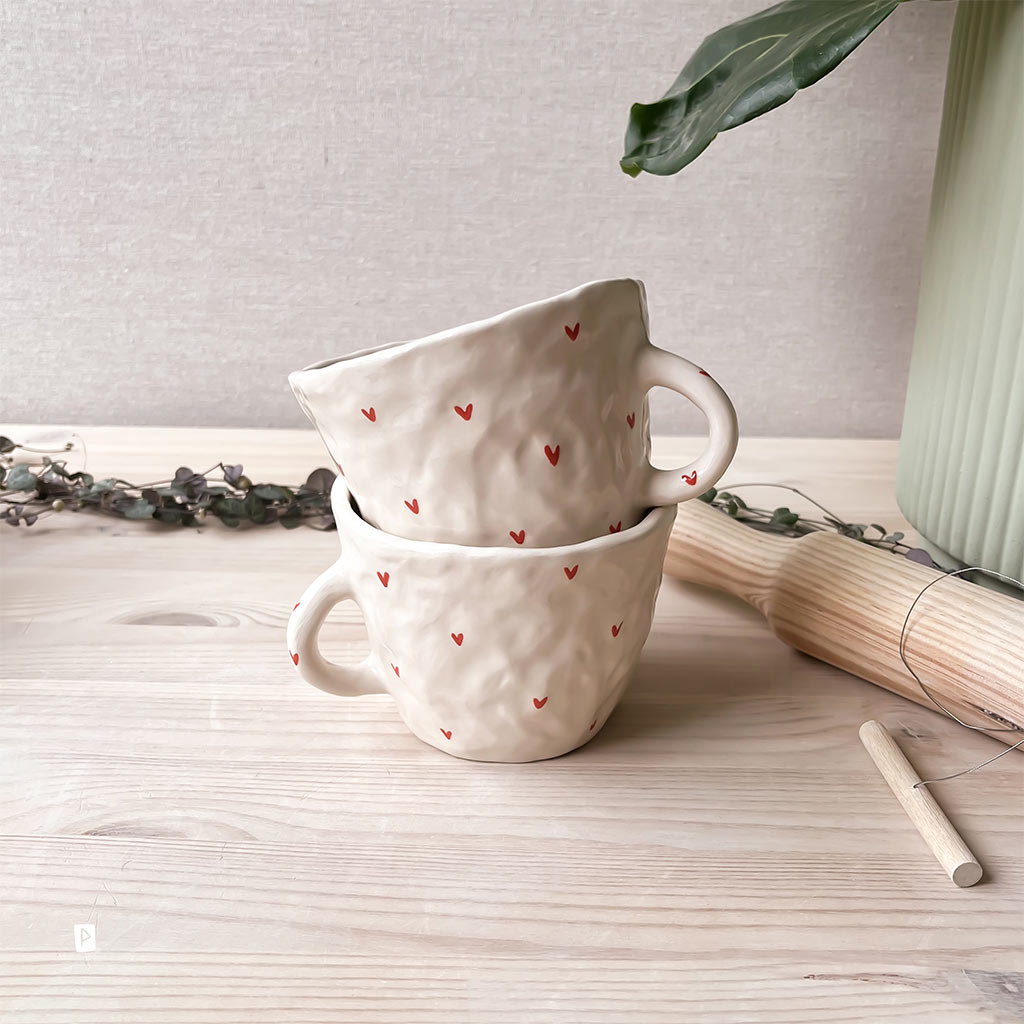 Tazas con corazones de cerámica en pellizco