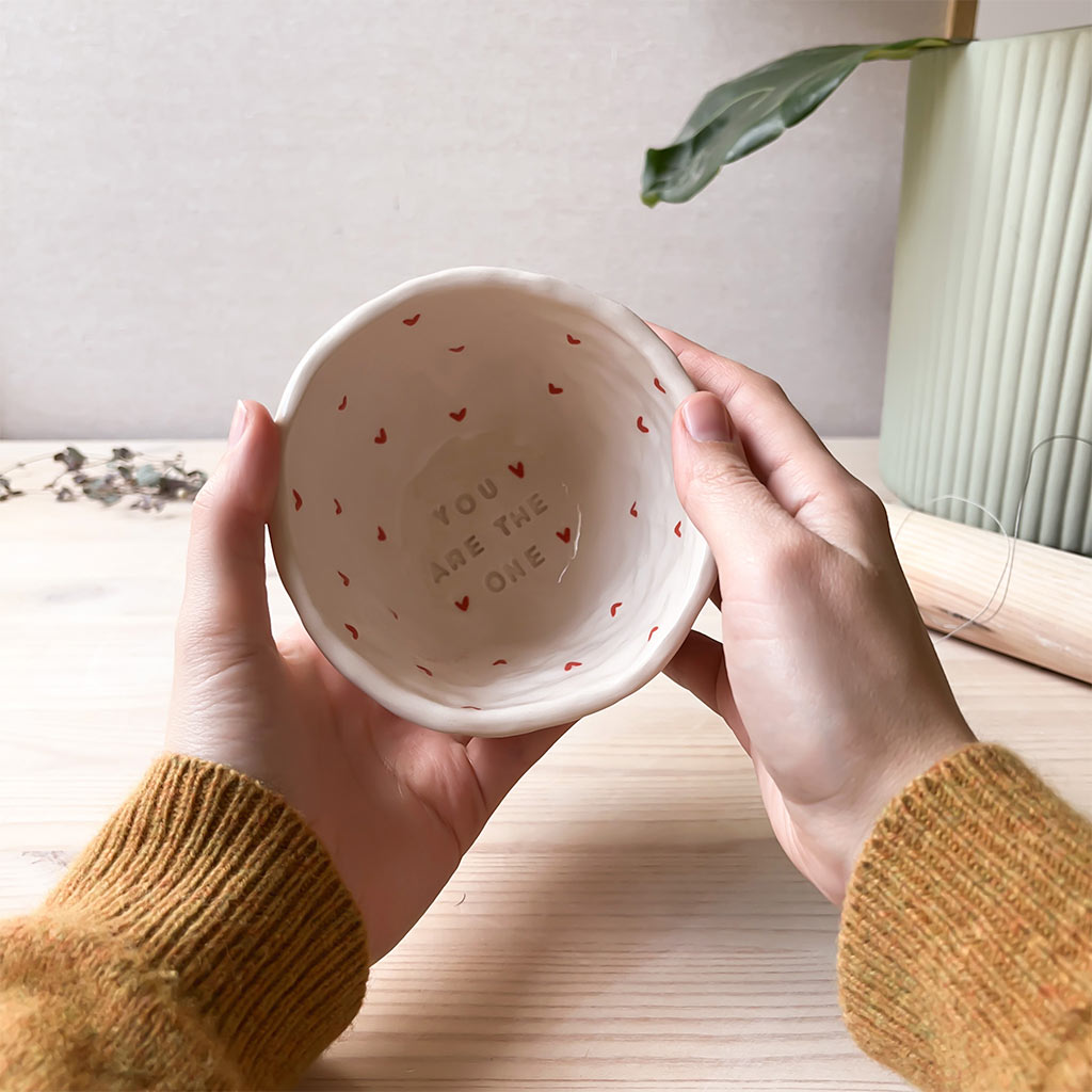 Taza con corazones de cerámica en pellizco