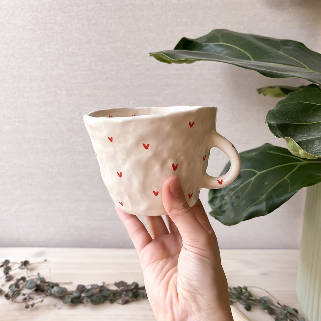 Taza con corazones de cerámica en pellizco