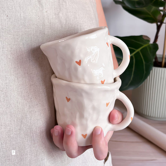 TAZA DE CERAMICA CON CORAZONES PERSONALIZABLE