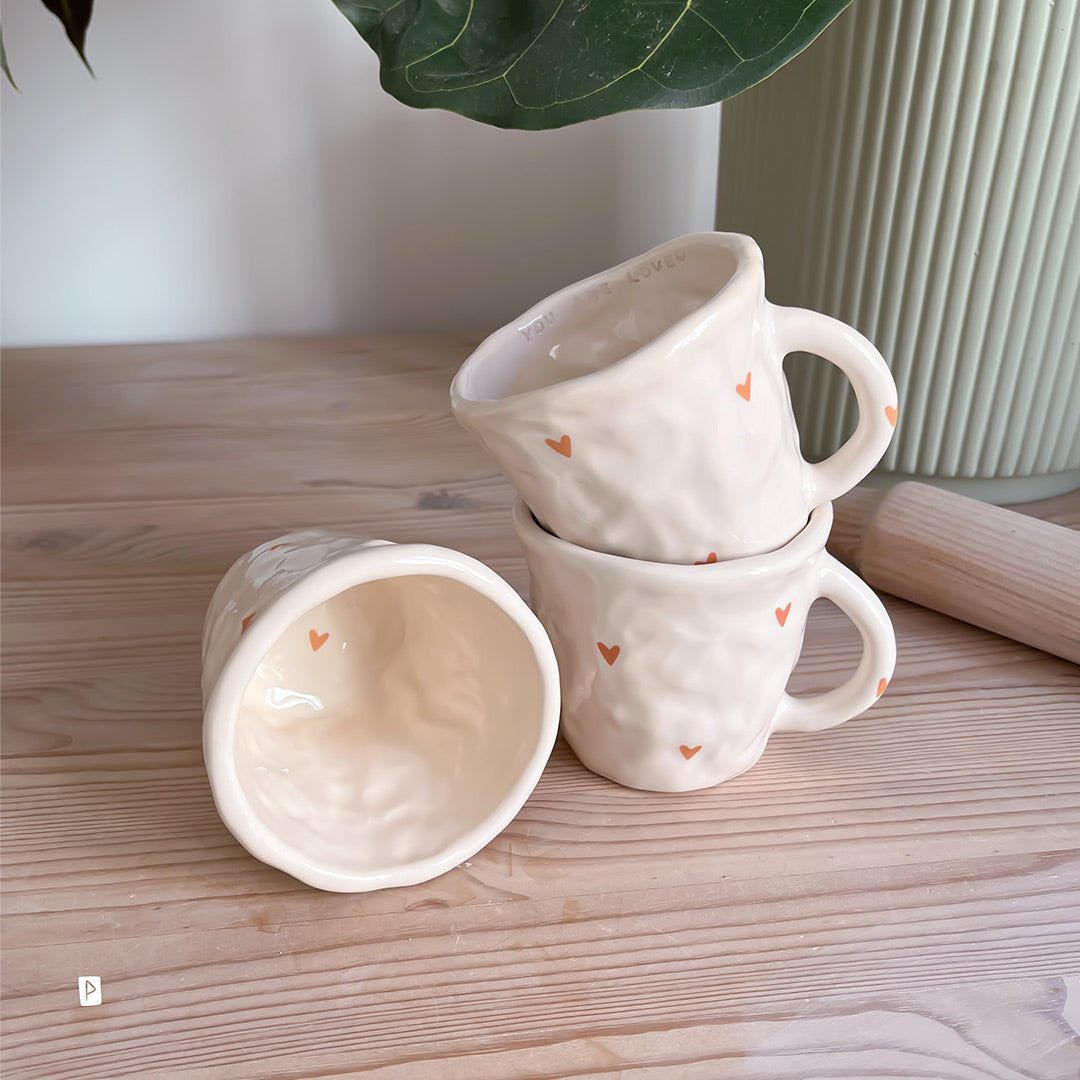 TAZA DE CERAMICA CON CORAZONES PERSONALIZABLE