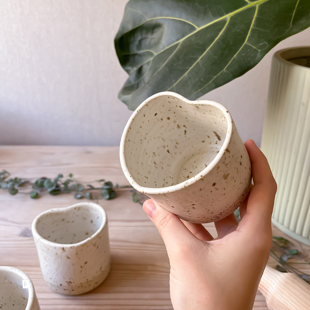 Taza corazón de cerámica moteada