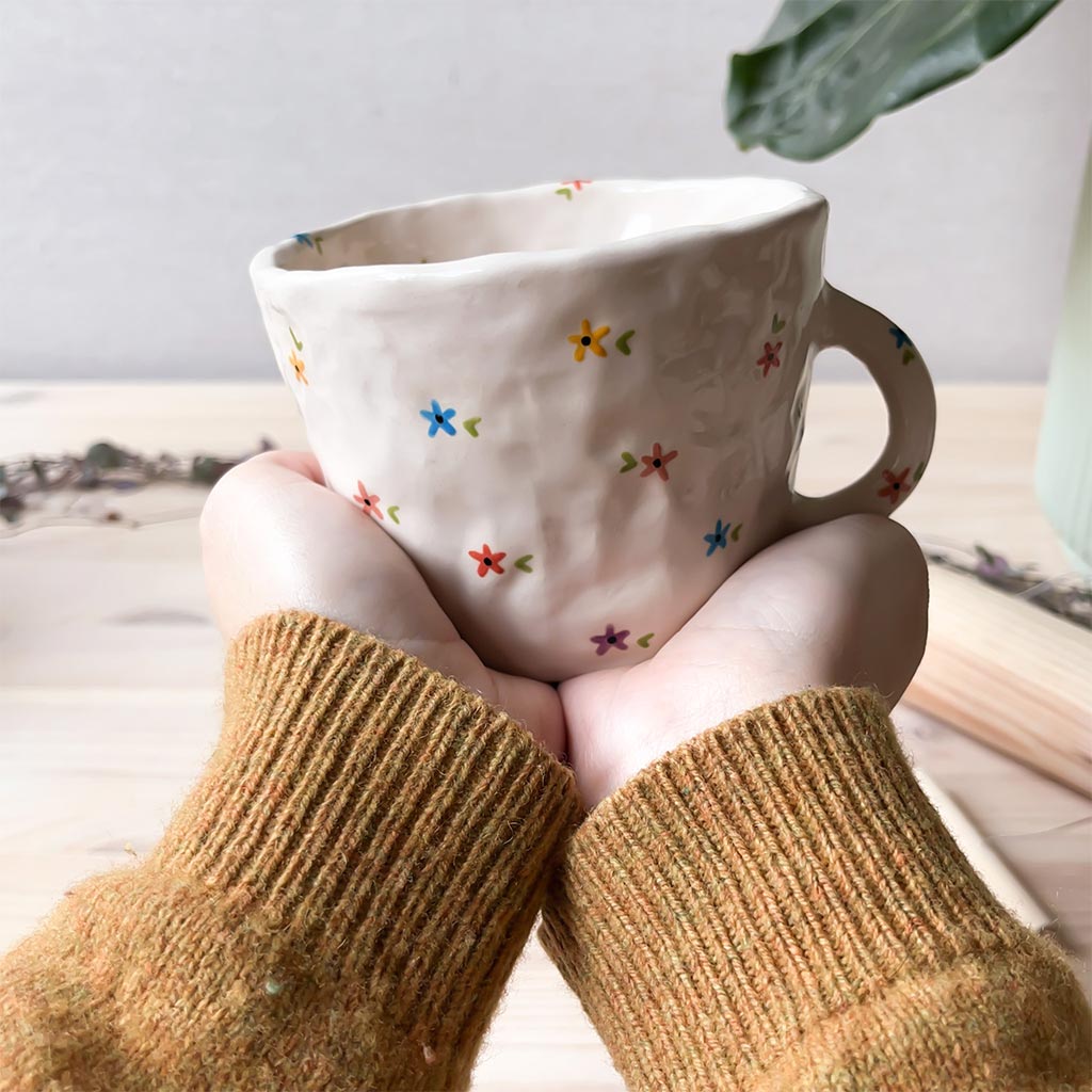 Taza de cerámica artesanal con flores multicolor