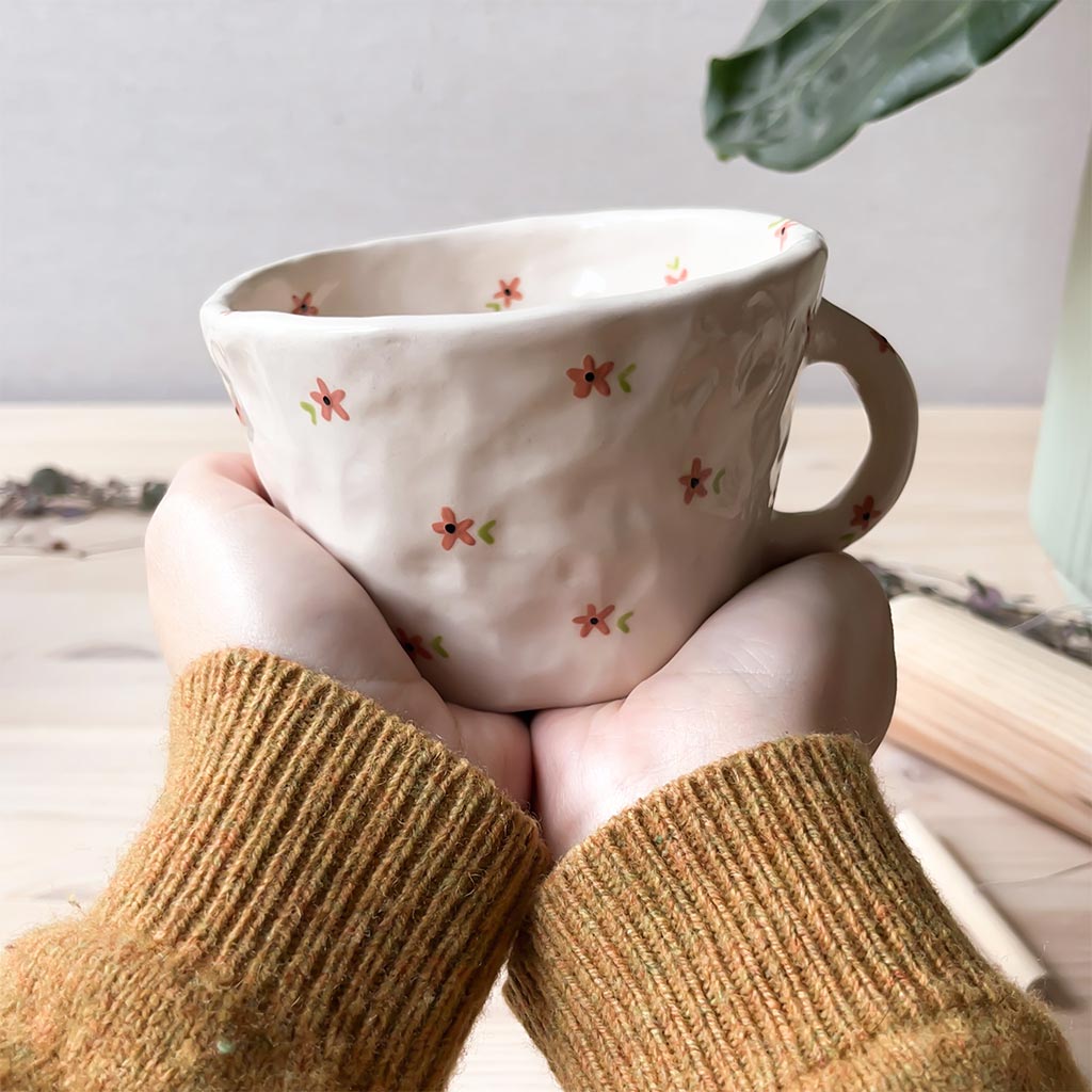 Taza de cerámica artesanal con flores rosas