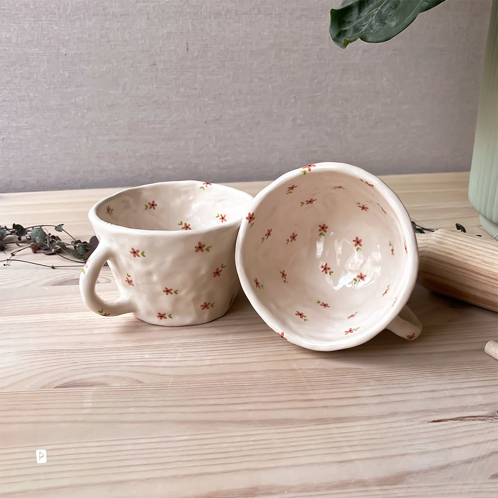Taza de cerámica artesanal con flores rosas