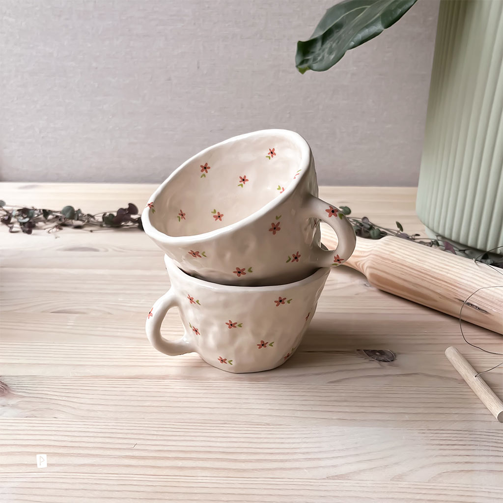 Taza de cerámica artesanal con flores rosas