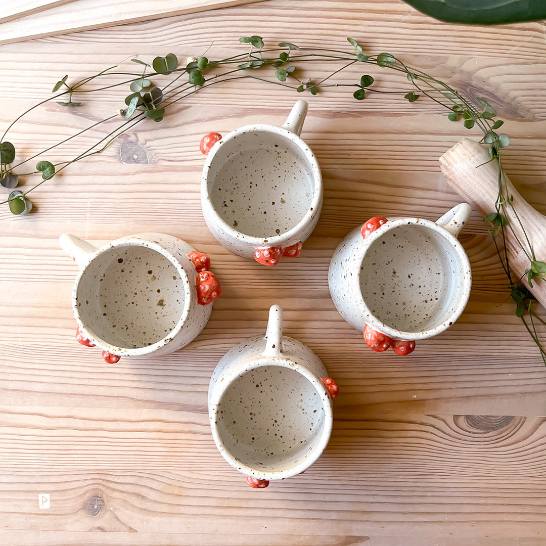 Taza de setas de cerámica artesanal