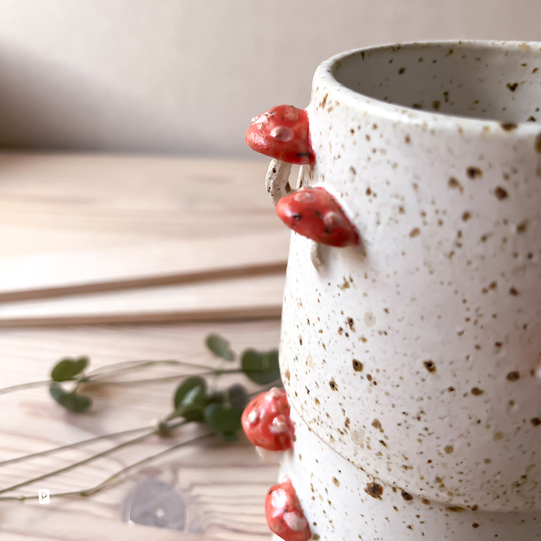 Taza de setas de cerámica artesanal