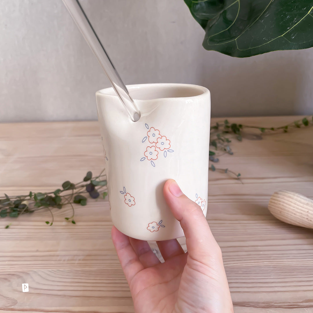 TAZA DE VIAJE DE CERÁMICA CON FLORES ROJAS Y AZULES