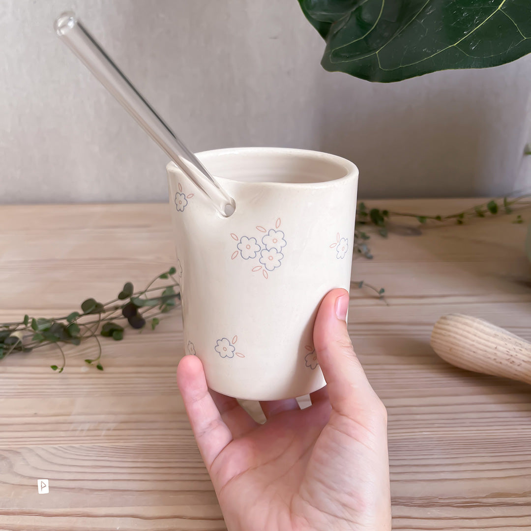 TAZA DE VIAJE DE CERÁMICA CON FLORES AZULES Y ROSAS