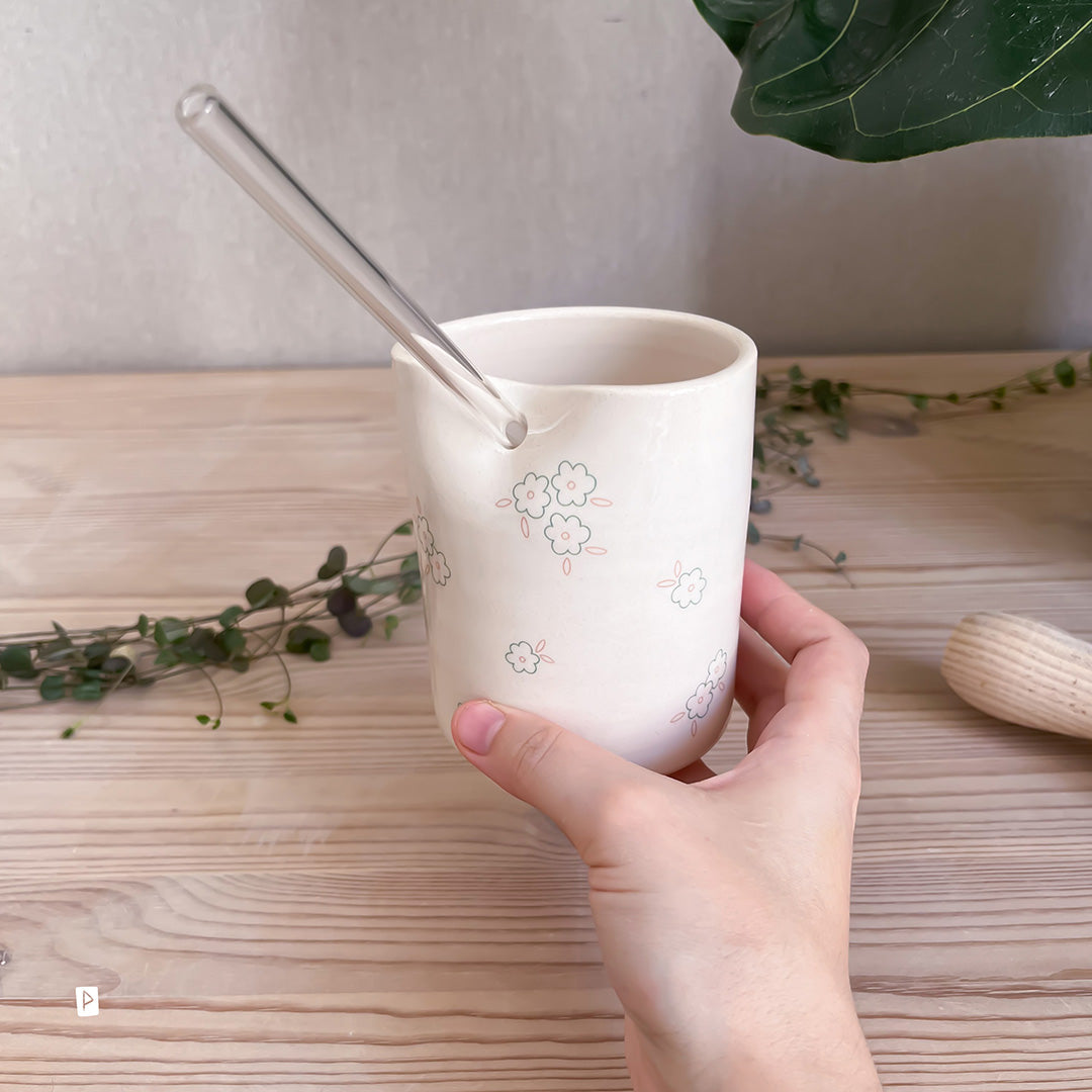 TAZA DE VIAJE DE CERÁMICA CON FLORES VERDES Y ROSAS