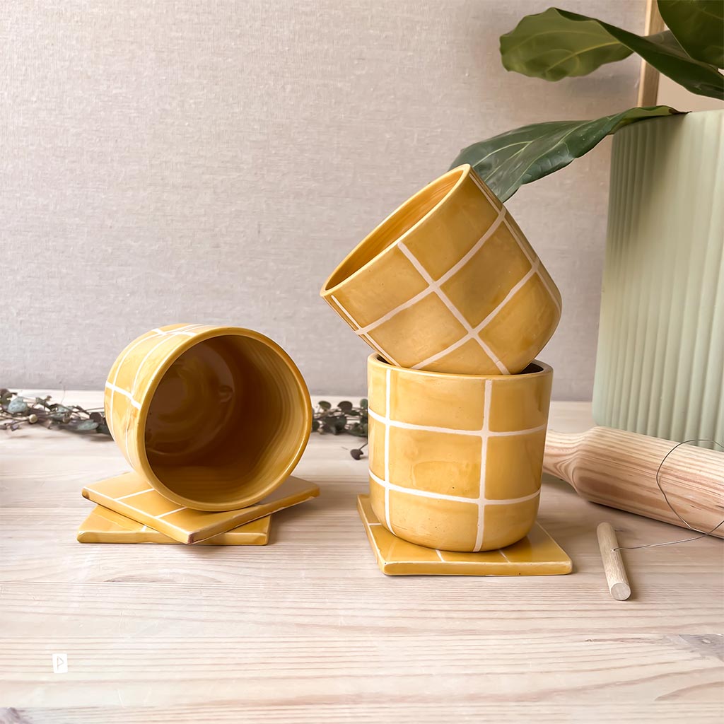 Tazas de cerámica con cuadrícula amarillas