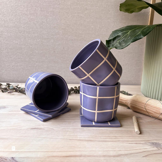 Tazas de cerámica con cuadrícula lilas