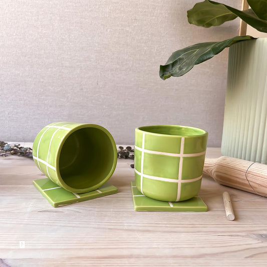 Tazas de cerámica con cuadrícula verdes
